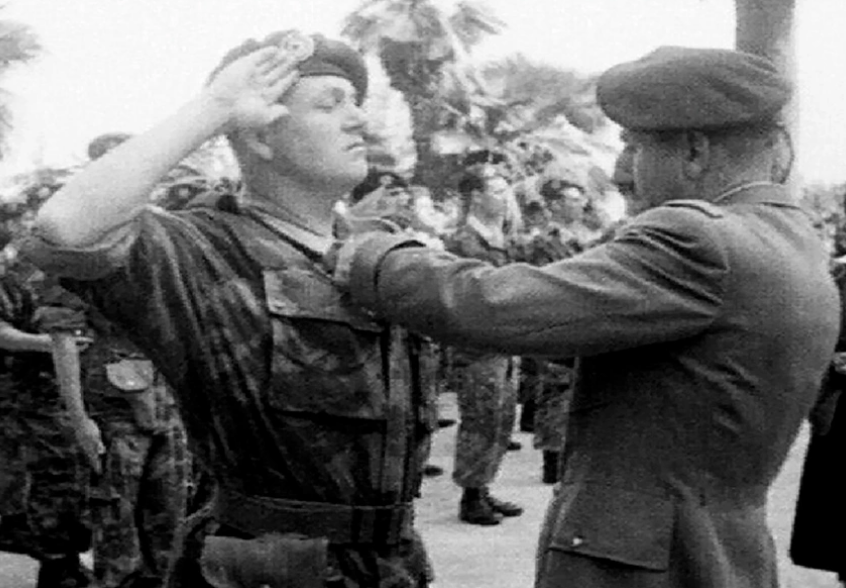 Награждение лейтенанта Ле Пена во время службы в Алжире 