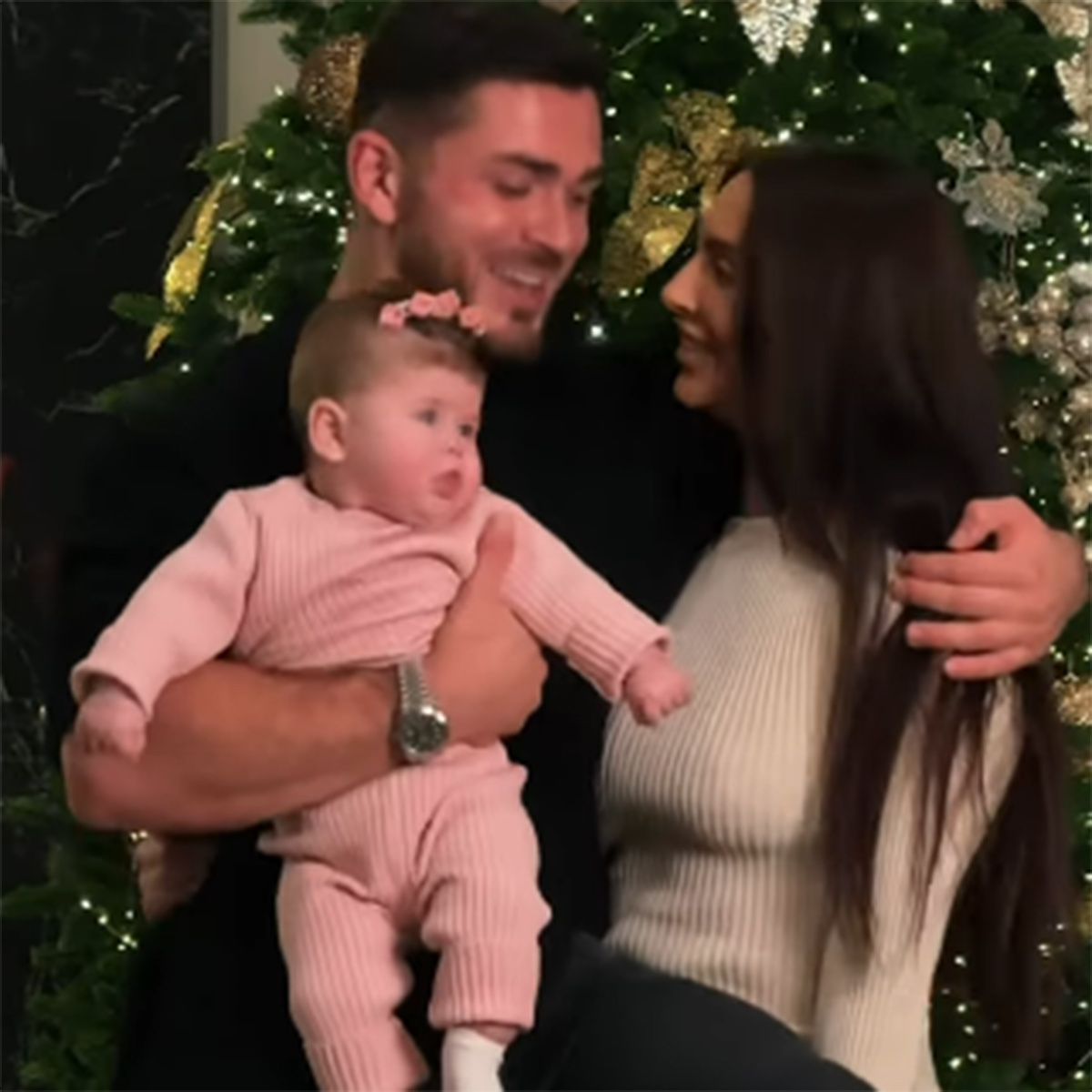 Рома Капаклы и Таня Мусульбес с дочкой Мией. Фото: соцсети Ромы Капаклы