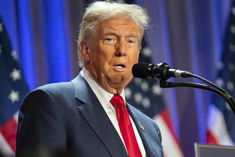    В соцсети Truth Social Трамп написал, что для США «абсолютно необходимо» владеть Гренландией, чтобы «обеспечить национальную безопасность и свободу во всем мире».   
Фото: © Allison Robbert — Pool via CNP / Consolidated News Photos / www.globallookpress.com