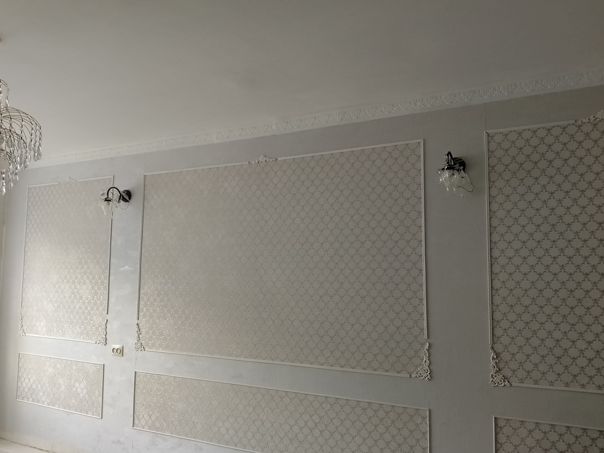 Размер верхней центральной части 2120*1300, нижней центральной части 2120*400.Расстояние между ними 150 мм. Расстояние боковых 1060*1300 мм верх и низ 400*1060 мм. 