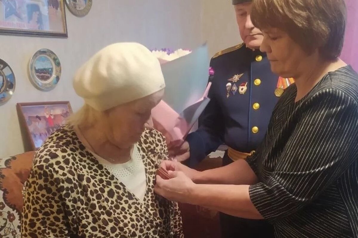    В Красногородском районе матери участника СВО передали медаль