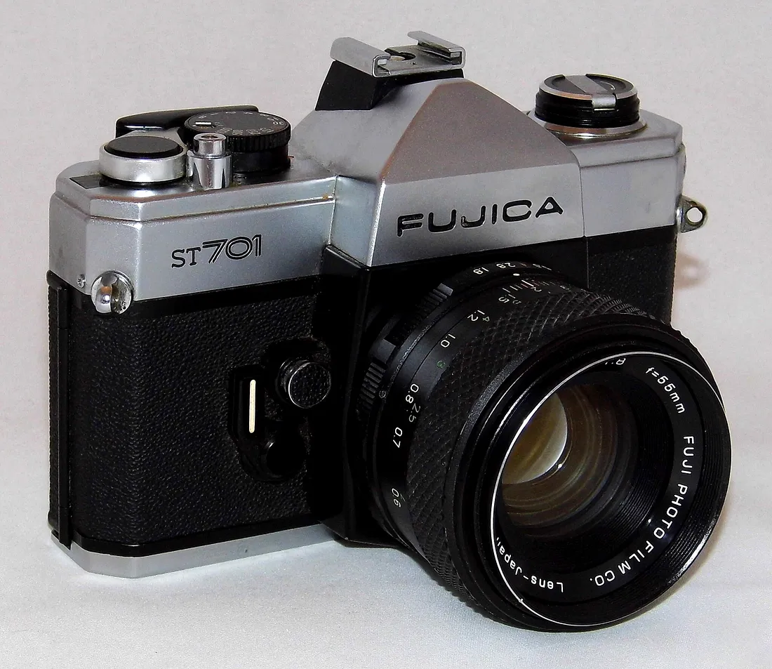 Этот фотоаппарат Fujica похож на тот, который я купил в Гонконге в 1979 году.
Vintage Fujica ST-701 35mm SLR Film Camera, Circa 1971. Фото Джо Хаупта из США, CC BY-SA 2.0.