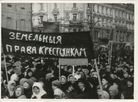 Демонстрация петроградских работниц 23 февраля (8 марта) 1917 года
Митинг рабочих и солдат на Невском проспекте в Петрограде, март 1917 года. В этот день, как и в другие дни революции, народ требовал перемен и свержения старого режима.