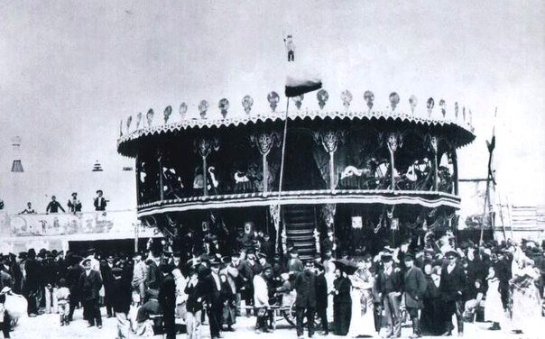 "Цирк-балаган" на перекрестке улиц Предтеченской и Николаевской. Фото - https://oldsamara.samgtu.ru/part_2/page_04/html/sf-1905-27.html 