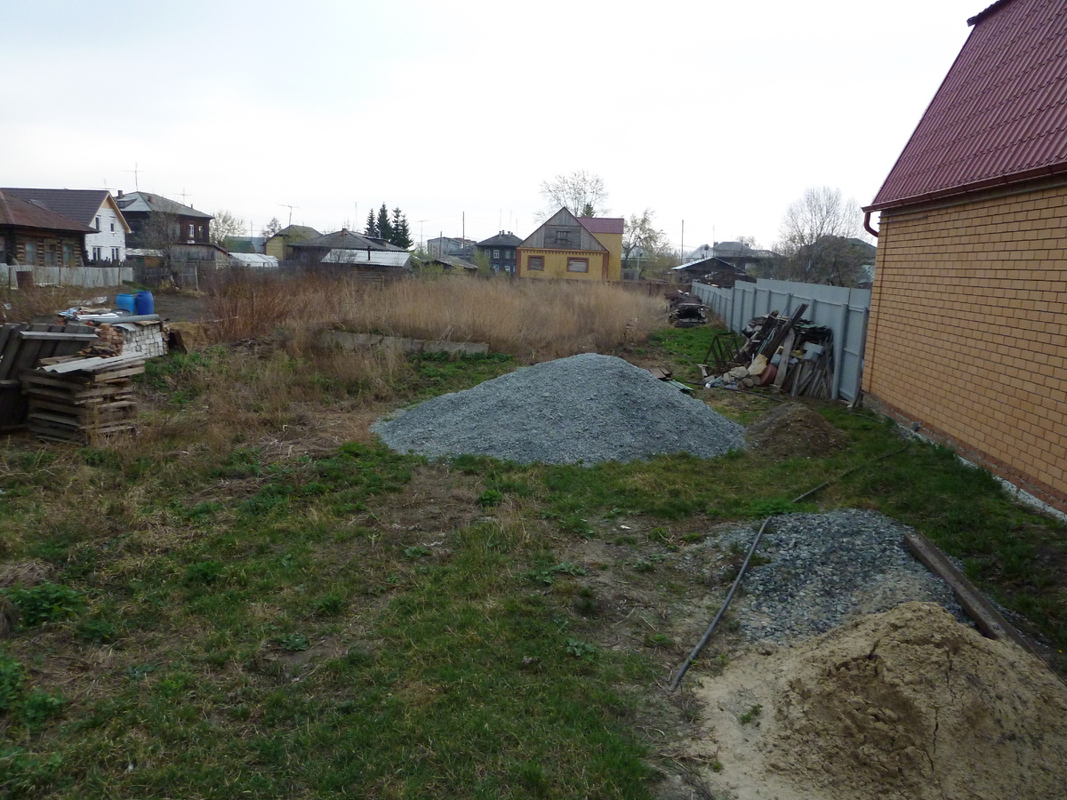 Весна, сразу после покупки участка. В бурьяне виден старый фундамент