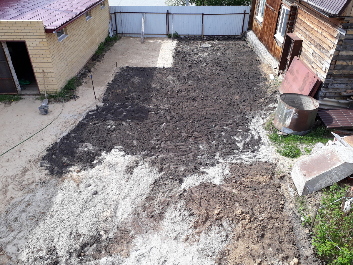 Перед домом, уже размечены  дорожки под укладку плитки