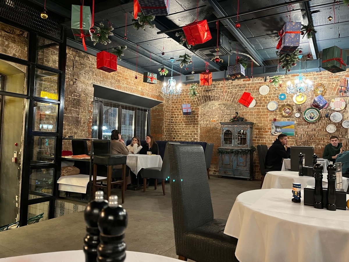 Внутри бистро "Пицца, паста и вино". Эта и последующие фото в подборке - мои.