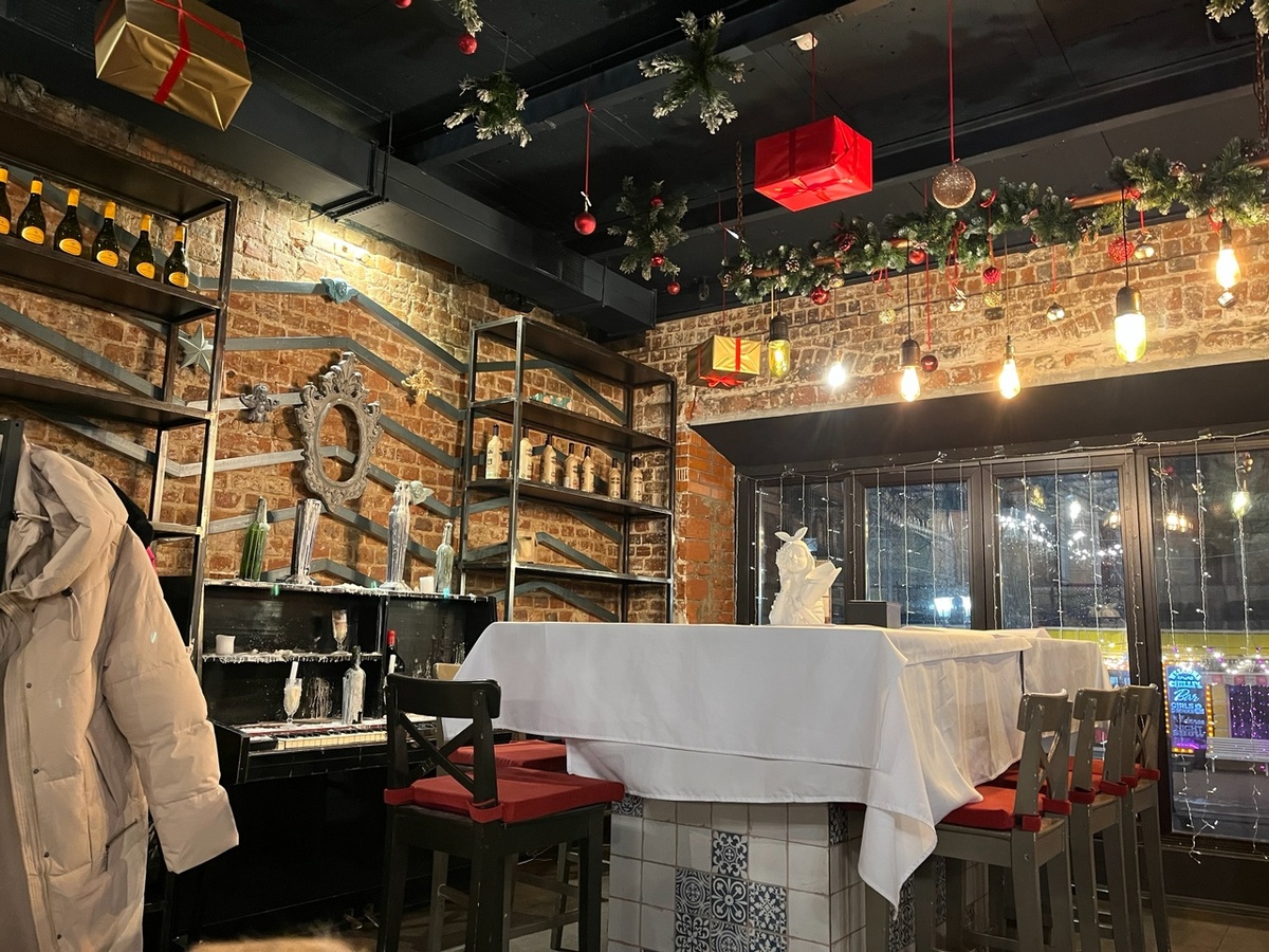 Внутри бистро "Пицца, паста и вино"