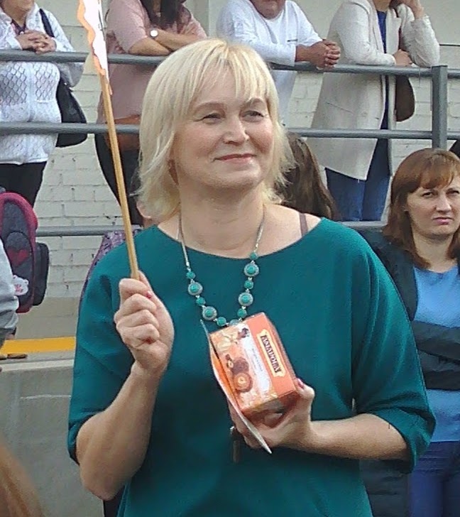 Первый раз в первый  класс в новой школе. Той самой, куда сегодня ходила))) 