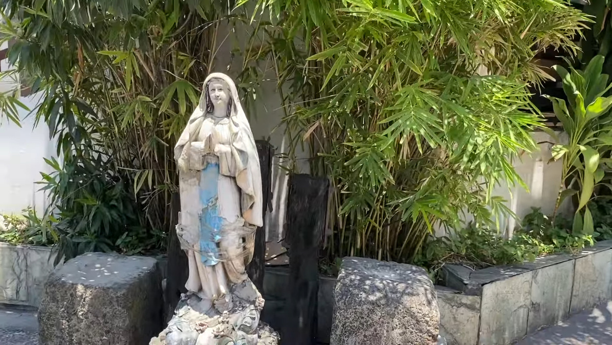 Фото статуэтки напротив нашей гостиницы.