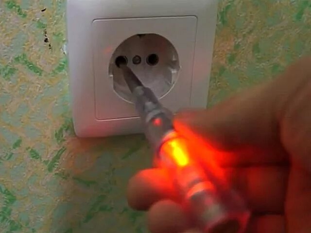 Если индикатор загорелся, то розетка находится под напряжением