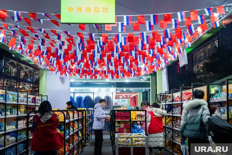 В Шанхае провели проверки в 47 таких торговых точках, которые продавали якобы произведенные в России продукты
Фото: Cfoto / Keystone Press Agency /Global Look Press