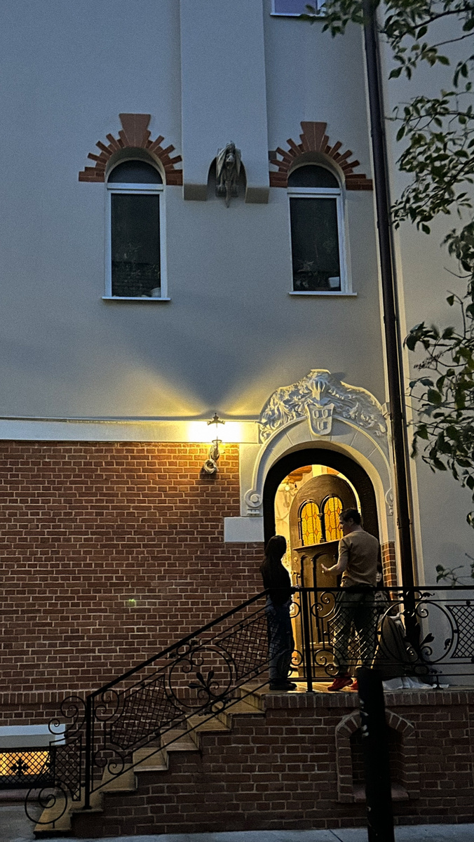 Горгулья над входом в музей