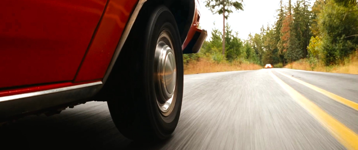 Скриншот из триллера "Strange Darling"