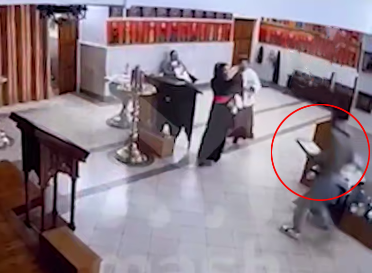 Похищение иконы. Фото: скриншот с камеры наблюдения в храме.