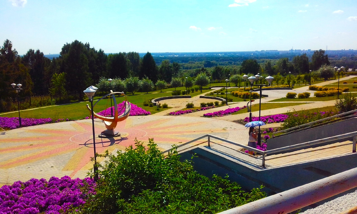 Где-то на просторах Новосибирска. На территории планетария. Фотография автора, август 2021 года. 