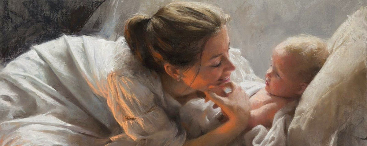 Лежать с малышом, налаживать связь с новорожденным и отдыхать.