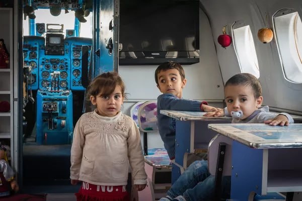 Профессор решил создать проект, чтобы радовать детей