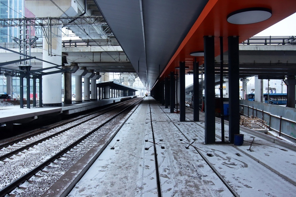 📷 1.1: Островная платформа (общая для МЦД и дальних электричек) в высокой степени готовности.