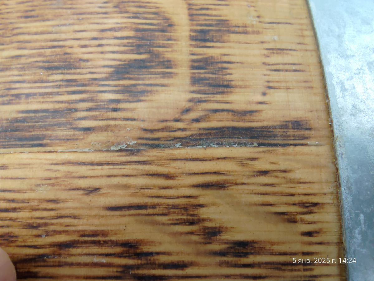 Воск между клёпок постепенно выдавливается