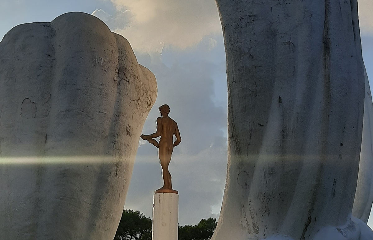 Монумент в Поти. Грузия 