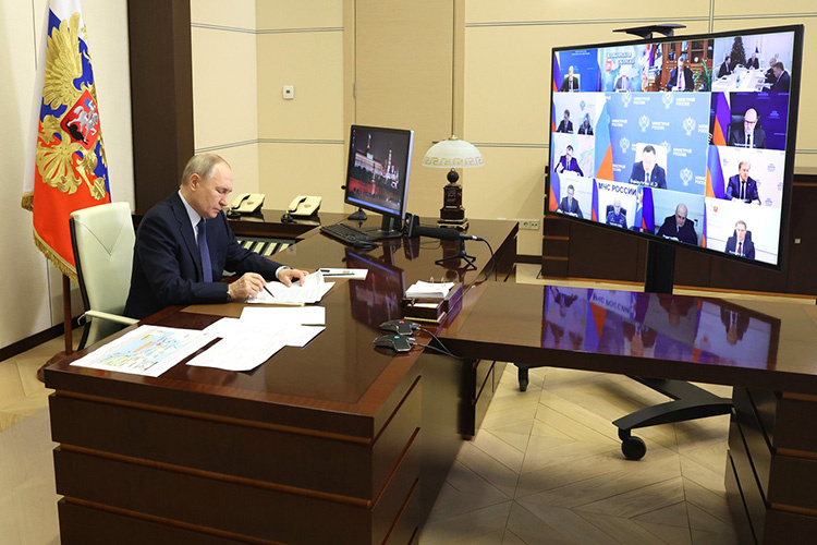    Путина живо интересовало, как страна пережила затянувшиеся выходные — например, нет ли проблем с теплом и водой в домах россиян. И, что немаловажно, что с самими домами?.   
Фото: kremlin.ru