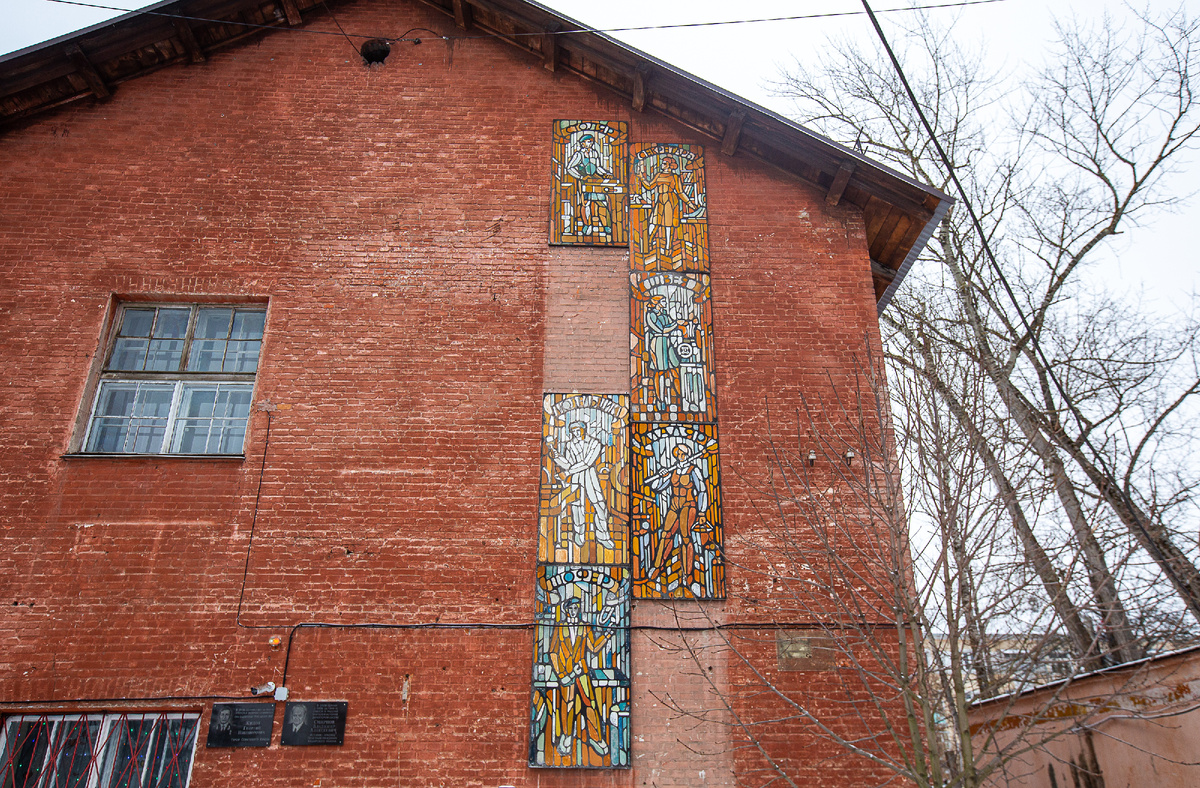 Советские панно с профессиями на здании бывшего Каширского межшкольного учебно-производственного комбината в микрорайоне Кашира-2. Кашира, Московская область. Фото автора статьи 