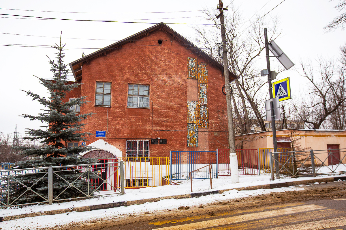 Советские панно с профессиями на здании бывшего Каширского межшкольного учебно-производственного комбината в микрорайоне Кашира-2. Кашира, Московская область. Фото автора статьи 