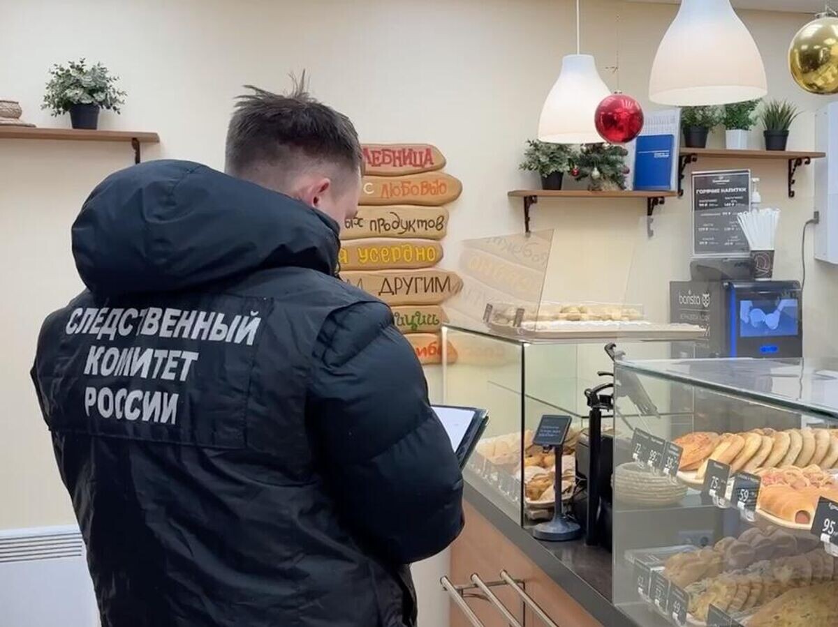    Сотрудник Следственного комитета в пекарне в Перми. Кадр видео© СУ СК России по Пермскому краю