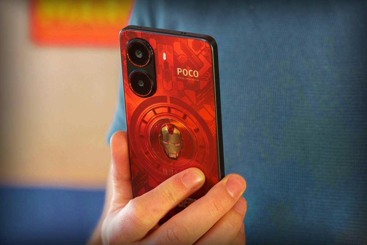 POCO X7 Pro Iron Man Edition в руке