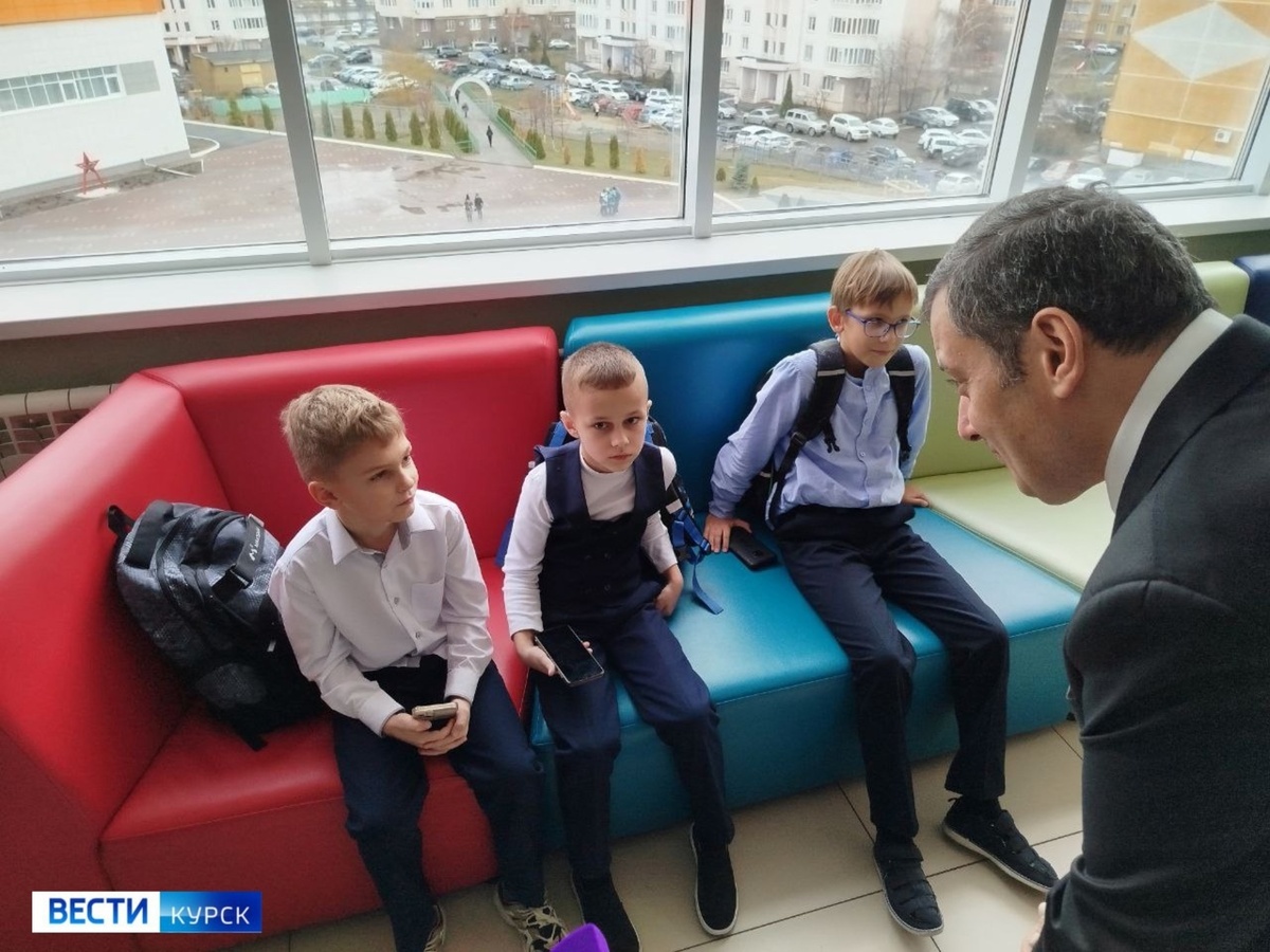    Традиционно без предупреждения: Александр Хинштейн посетил школу № 60 Курска на проспекте Победы
