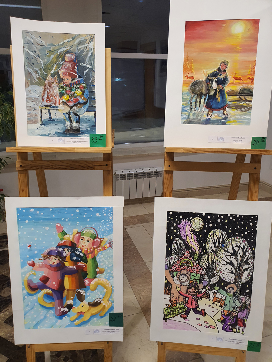 Это рисунки детей на выставке в школе искусств 