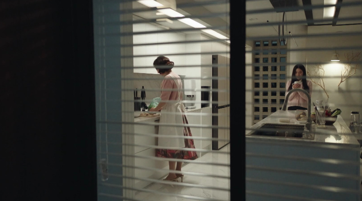 Кадр из дорамы "Идеальная семья", Иви