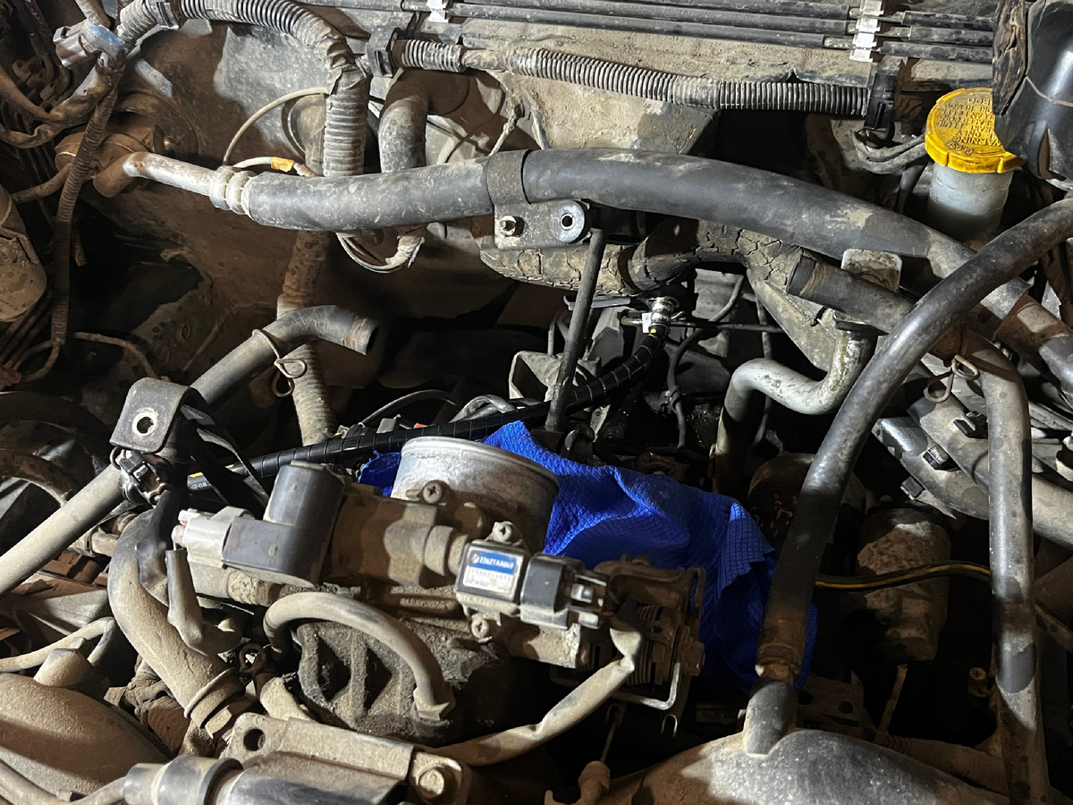 Сняв воздушный фильтр видим такую картину.