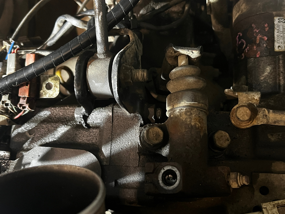 Непосредственно цилиндр сцепления и часть манжеты в левом верхнем углу.