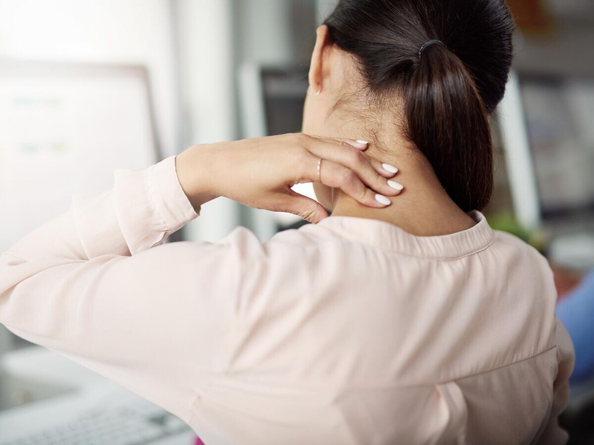    Боль в шее© iStock.com / Cecilie_Arcurs