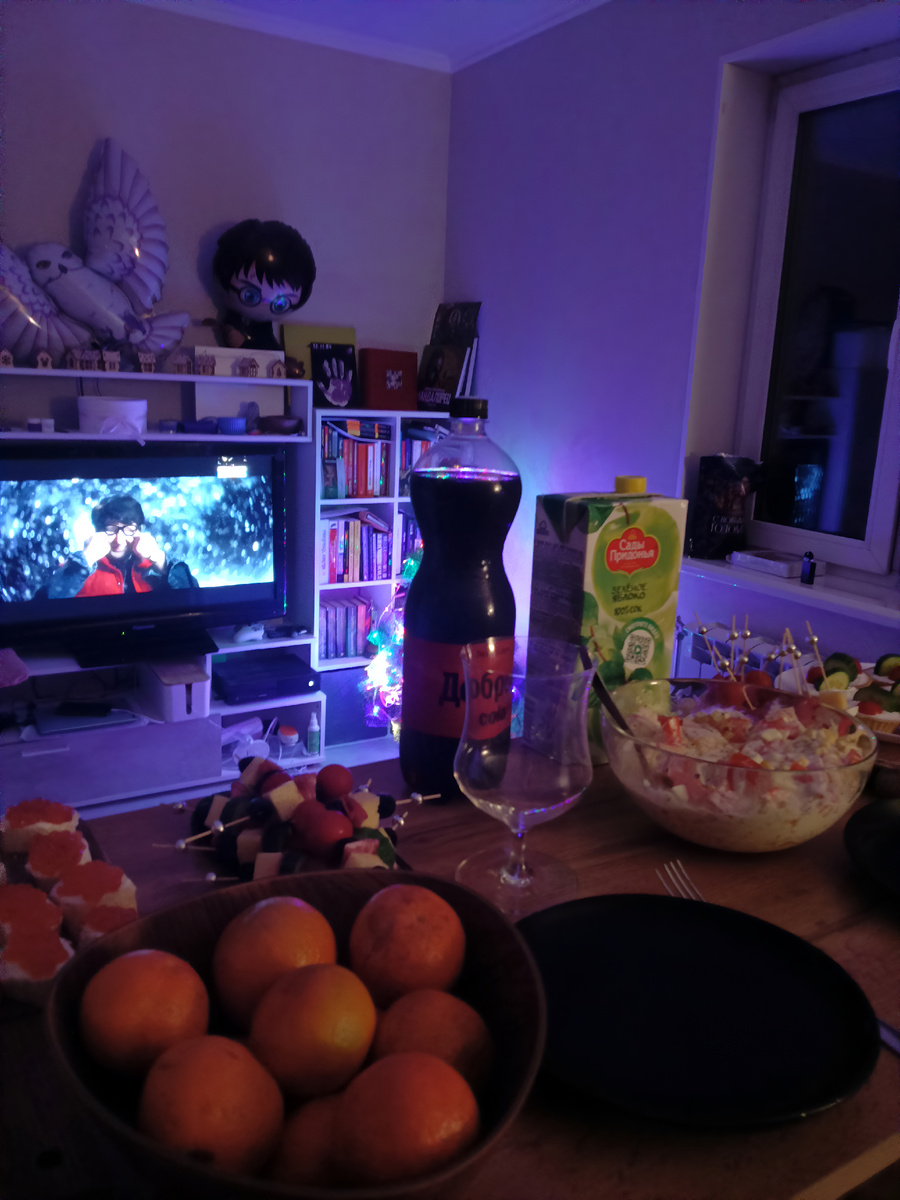 Мой новогодний стол с обычными продуктами. Вес за новогодние праздники изменился на 100 грамм вниз. Учитывая, что на Рождество я ела пиццу и роллы - это отличный результат. 