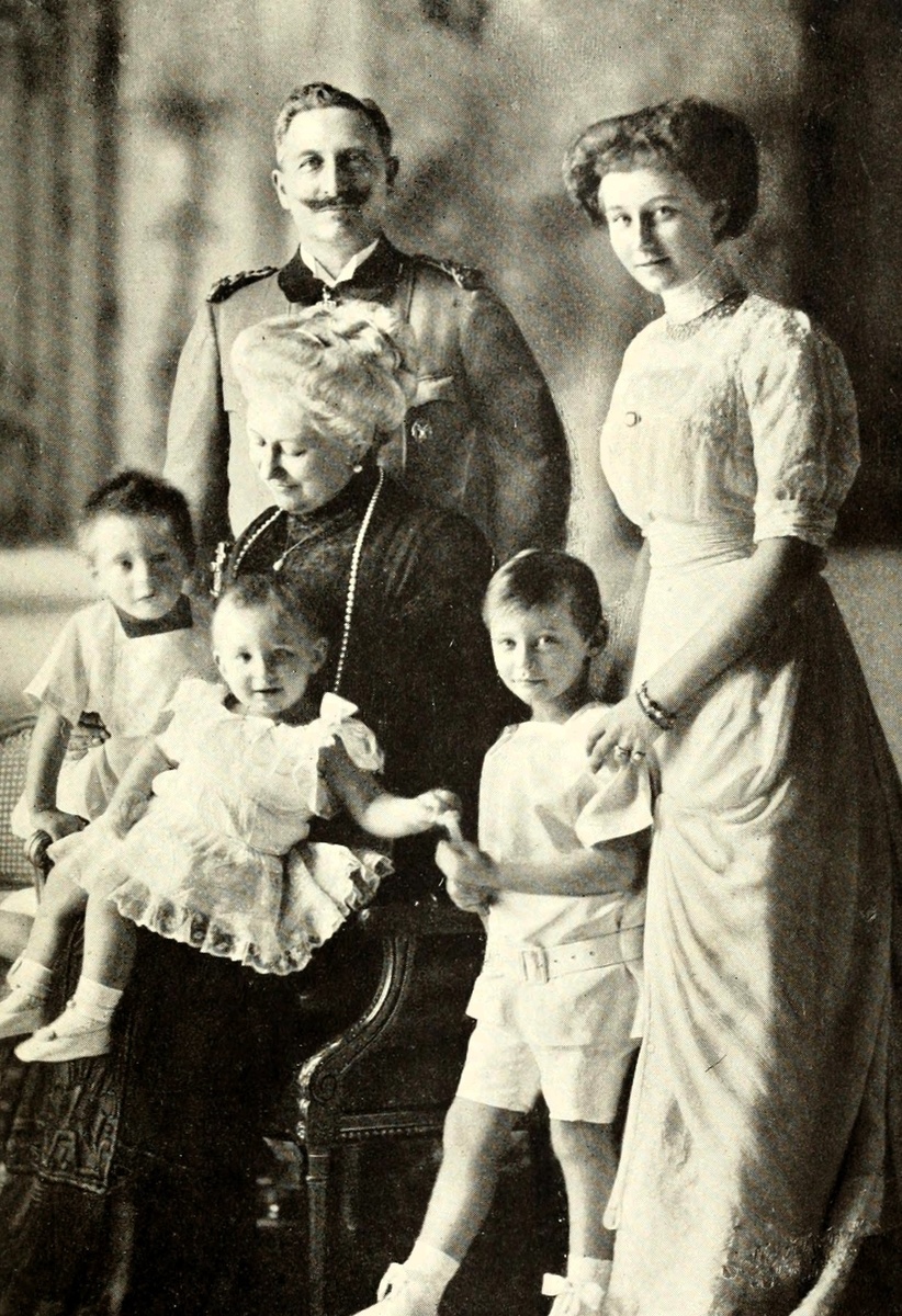 Принцесса Виктория Луиза (справа) со своими родителями и племянниками, 1914 год