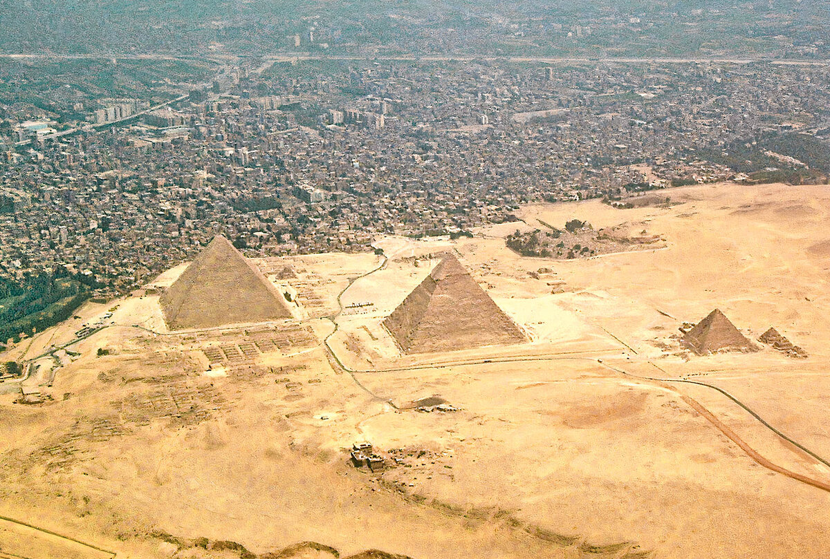 Город Гиза вплотную примыкает к комплексу с пирамидами