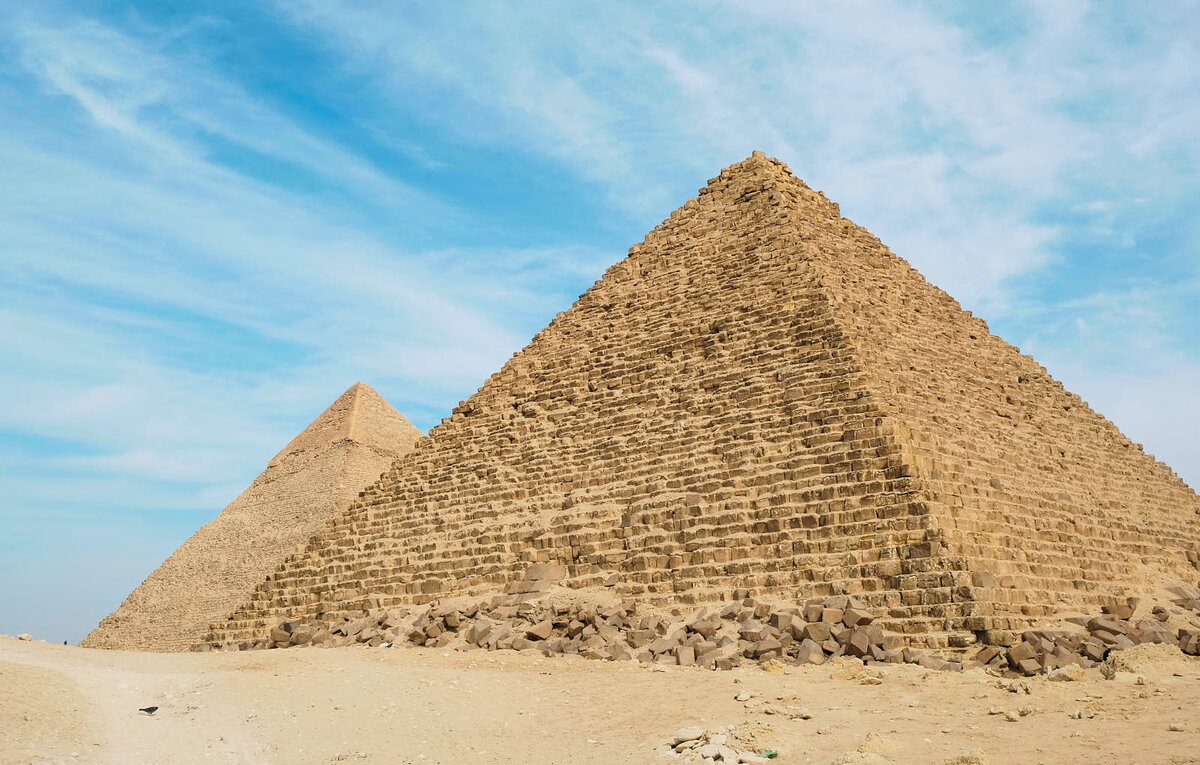 Пирамиды Гизы являются частью большого комплекса, включающего храмы и другие сооружения, служившие для ритуалов и почитания фараонов. Весь этот комплекс внесен в список объектов Всемирного наследия ЮНЕСКО