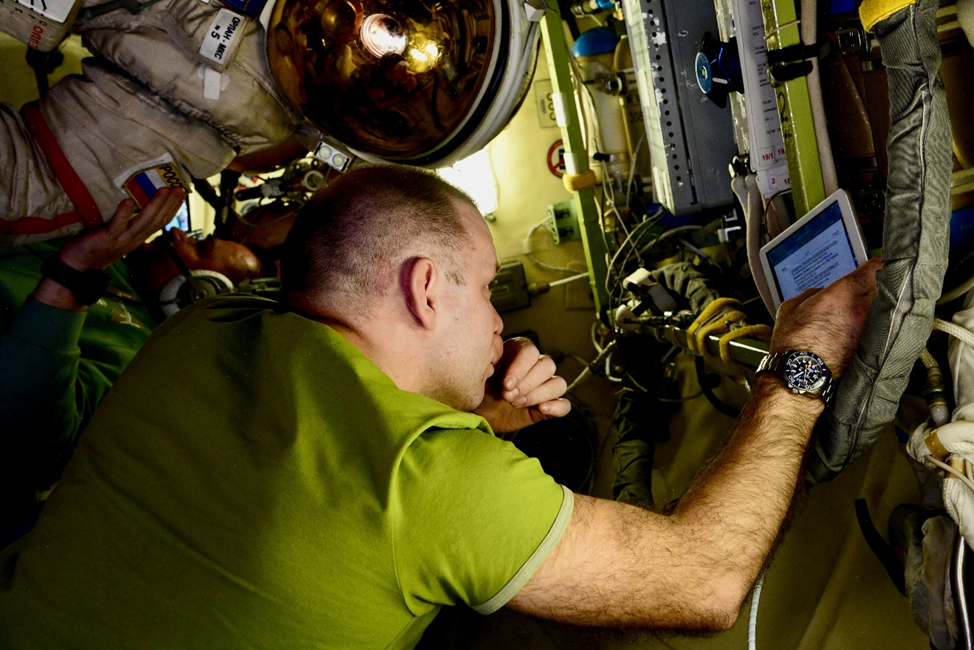 Иван Вагнер проводит ремонт СЖО. Фото: Роскосмос