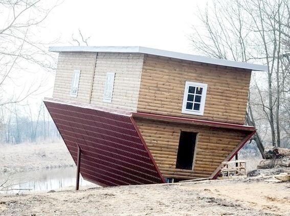 Даже если деревянный дом перевернуть вверх ногами - он все равно не развалится