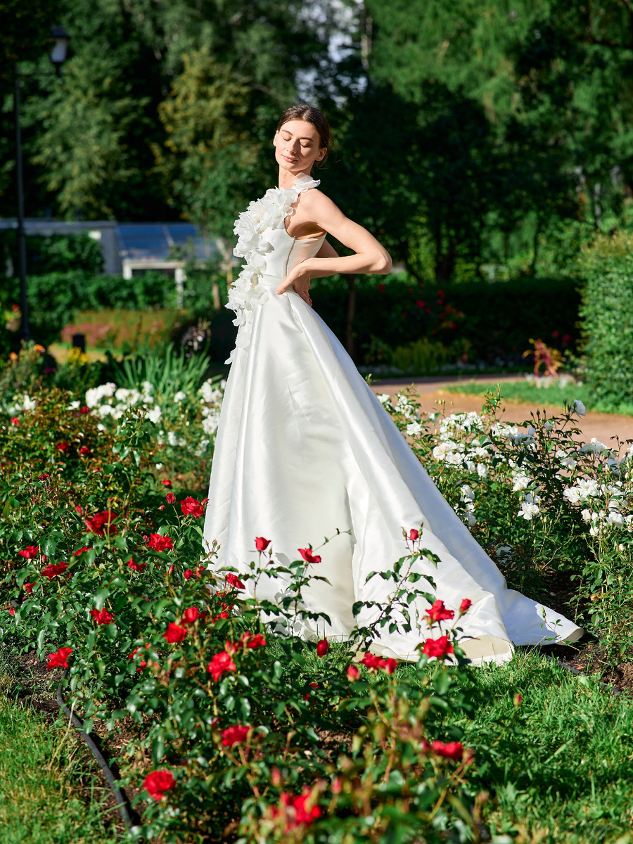 Фотосессия невесты в розарии в Сокольниках 