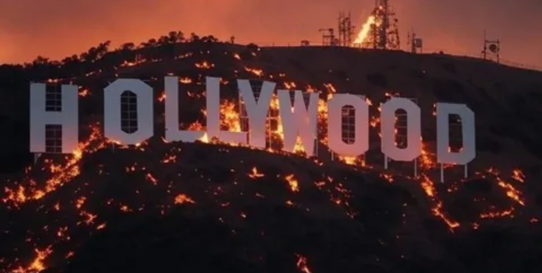 Огонь охватил даже знаменитую надпись.