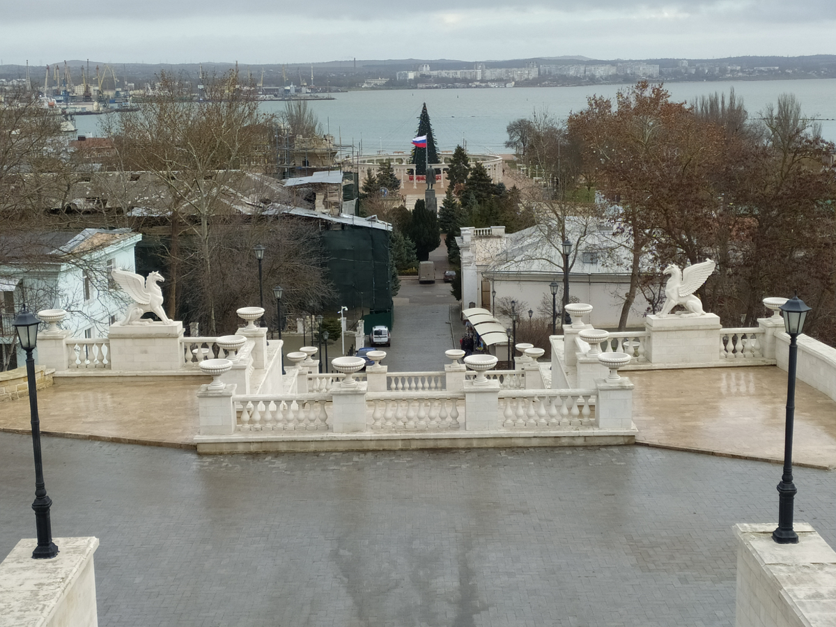 Вид с середины лестницы. 