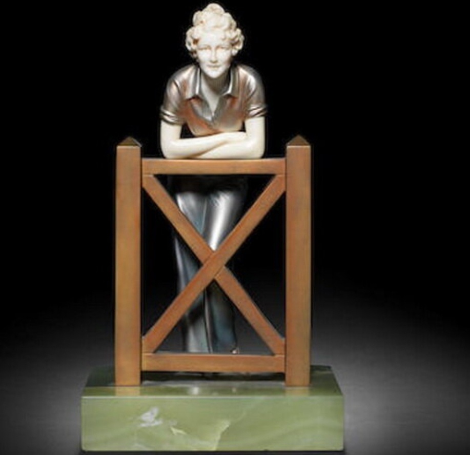 У ворот. Статуэтка Фердинанда Прайса.