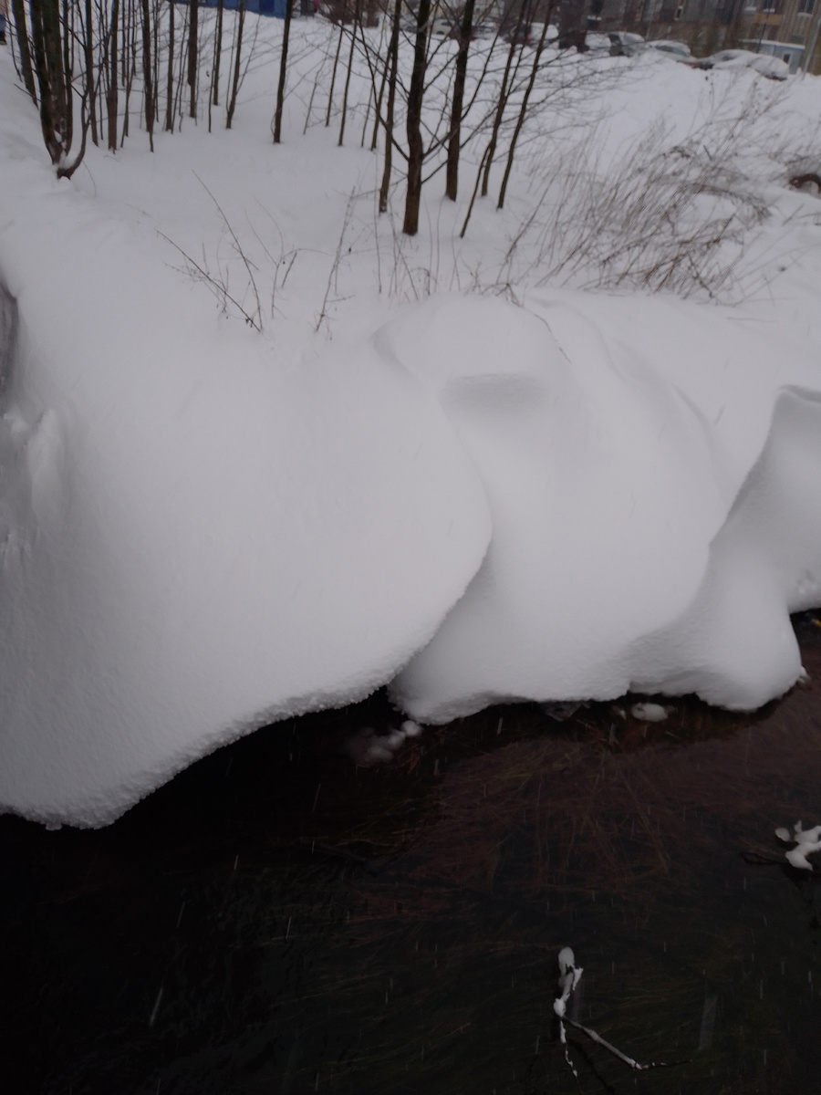 Снег над  речкой Это словно пещера Каменкой. 