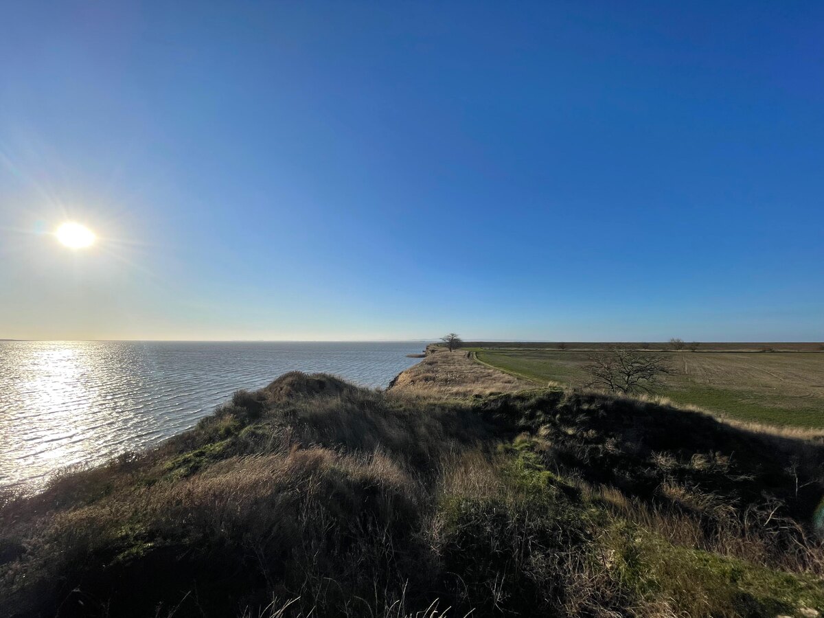 Курган, расположенный на берегу Динского залива в направлении посёлка Ильич