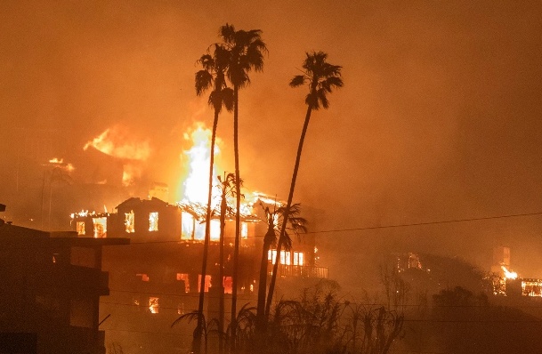 Никому не пожелаешь такой беды. Ведь сгорает не просто дом, а воспоминания и то, к чему человек успел привыкнуть. 