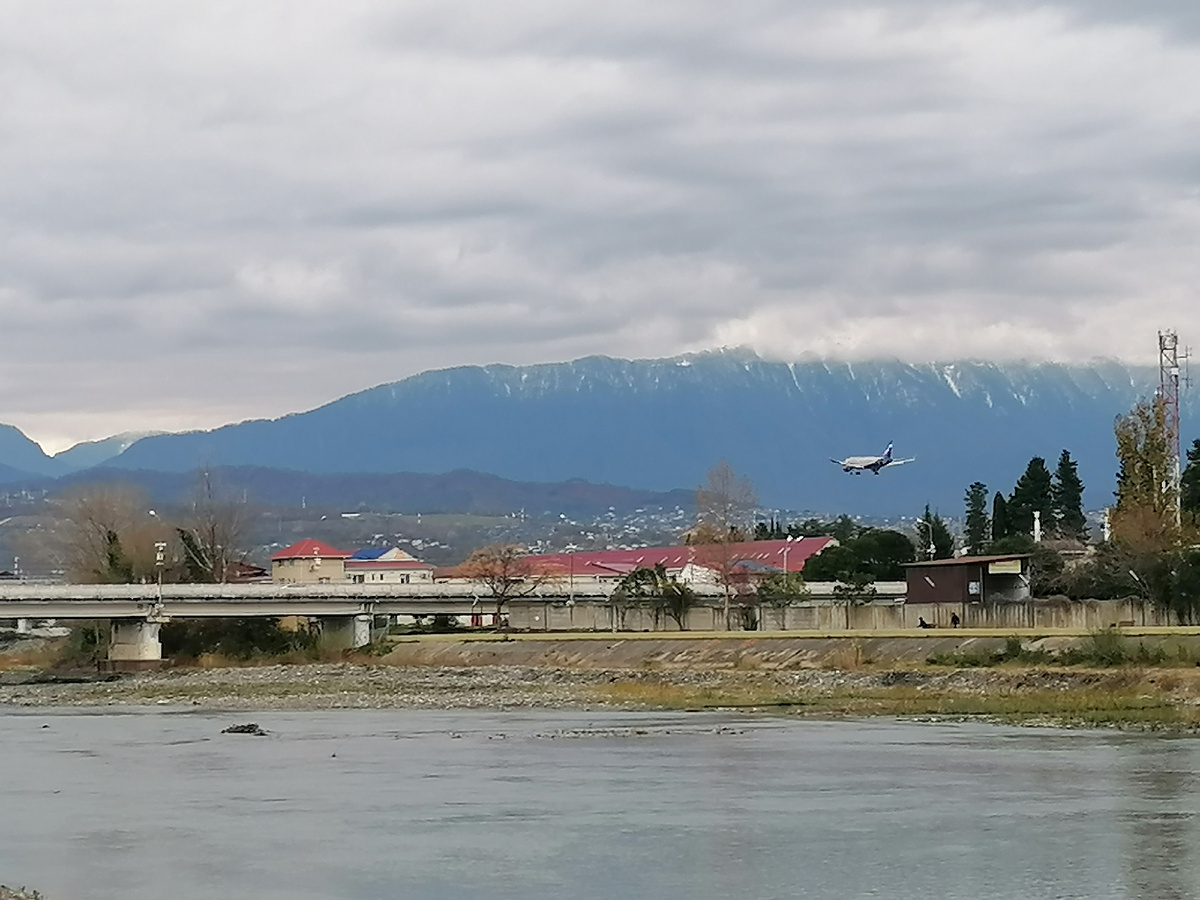 Сочи. Река Мзымта Самолет заходит на посадку